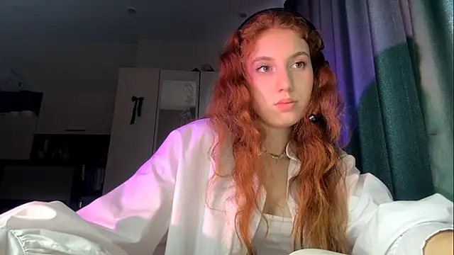 Snapshot of AliceCarrol chatting on February 15, 2:58 pm AliceCarrol online show from February 15, 2:58 pm