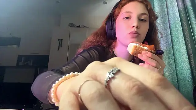 Snapshot of AliceCarrol chatting on February 24, 12:25 pm AliceCarrol online show from February 24, 12:25 pm