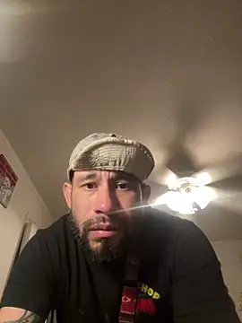 Snapshot of TheDaddio03 chatting on February 24, 4:32 am TheDaddio03 online show from February 24, 4:32 am