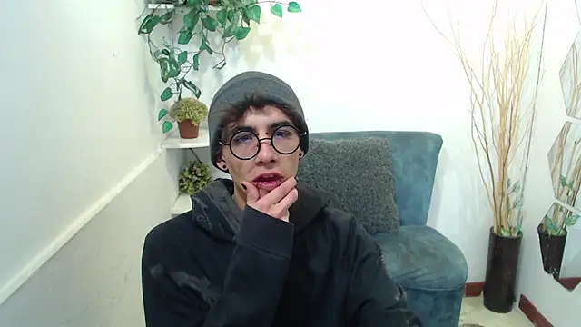 Snapshot of AaronBeer_ chatting on February 25, 11:42 am AaronBeer online show from February 25, 11:42 am