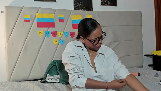 Snapshot of samaraa_smith1 chatting on July 16, 12:11 pm samaraa smith1 online show from July 16, 12:11 pm