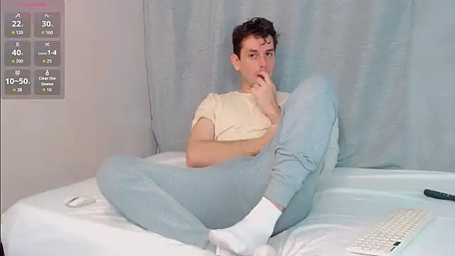 Snapshot of Luc_7 chatting on February 20, 11:38 pm Luc 7 online show from February 20, 11:38 pm