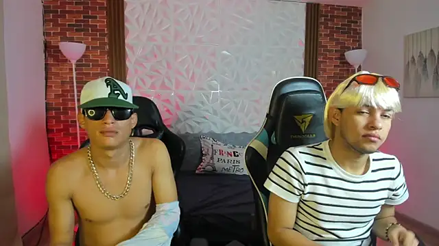 Snapshot of Top_and_bottom chatting on February 12, 1:06 pm Top and bottom online show from February 12, 1:06 pm