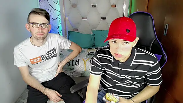 Snapshot of Top_and_bottom chatting on February 18, 8:16 pm Top and bottom online show from February 18, 8:16 pm