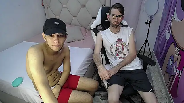 Snapshot of Top_and_bottom chatting on February 22, 9:13 pm Top and bottom online show from February 22, 9:13 pm