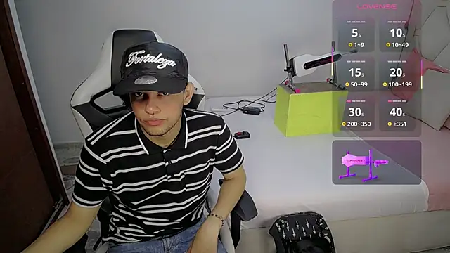 Snapshot of Top_and_bottom chatting on February 24, 9:46 pm Top and bottom online show from February 24, 9:46 pm