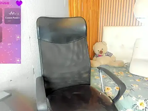 Snapshot of Jhoselinee chatting on February 23, 7:44 pm Jhoselinee online show from February 23, 7:44 pm