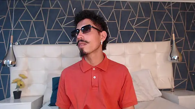 Snapshot of NoaahTylor chatting on February 16, 7:54 pm NoaahTylor online show from February 16, 7:54 pm