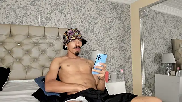 NoaahTylor online show from April 1, 8:26 am