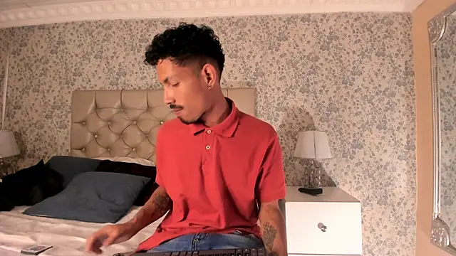 NoaahTylor online show from April 7, 4:02 am