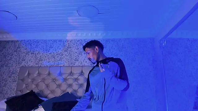 NoaahTylor online show from April 9, 4:12 am