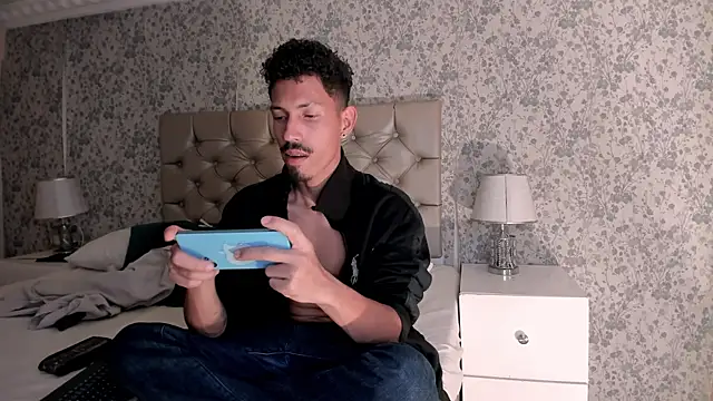 NoaahTylor online show from April 10, 3:01 am