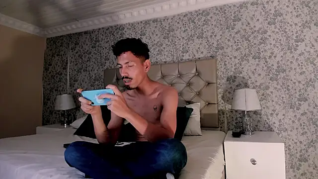 NoaahTylor online show from April 11, 3:00 am