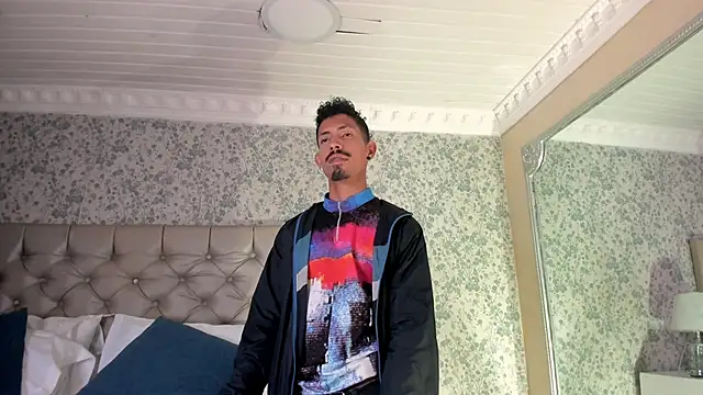 NoaahTylor online show from April 14, 1:22 am