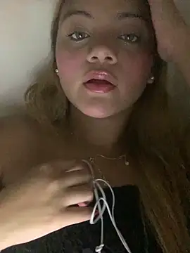 Snapshot of ayla0881 chatting on February 22, 1:09 pm ayla0881 online show from February 22, 1:09 pm