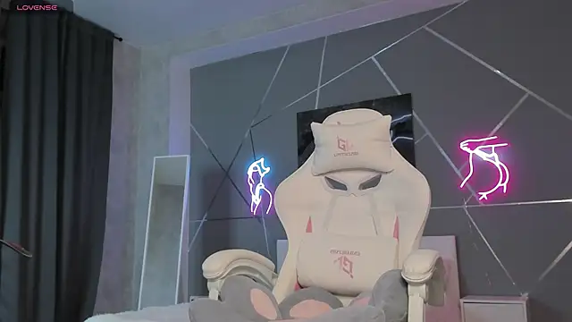 naomi reiss online show from April 13, 12:27 am