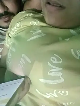 Snapshot of Desiyoungcouple15 chatting on February 19, 4:36 pm Desiyoungcouple15 online show from February 19, 4:36 pm