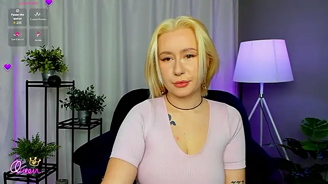 Snapshot of Emily__Bliss chatting on February 21, 8:43 pm Emily Bliss online show from February 21, 8:43 pm