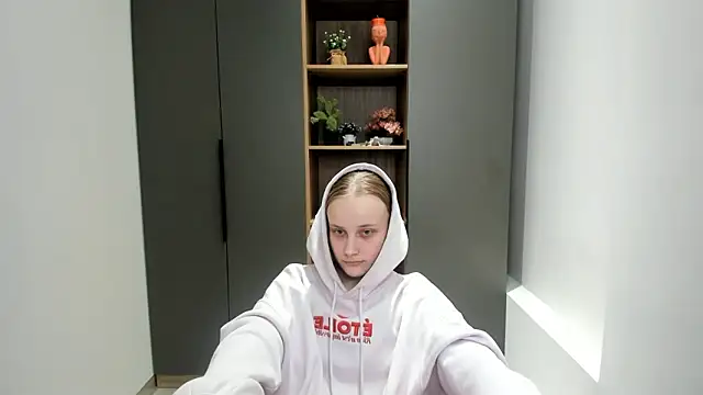 Snapshot of KirstinMcgeady chatting on February 14, 8:44 am KirstinMcgeady online show from February 14, 8:44 am