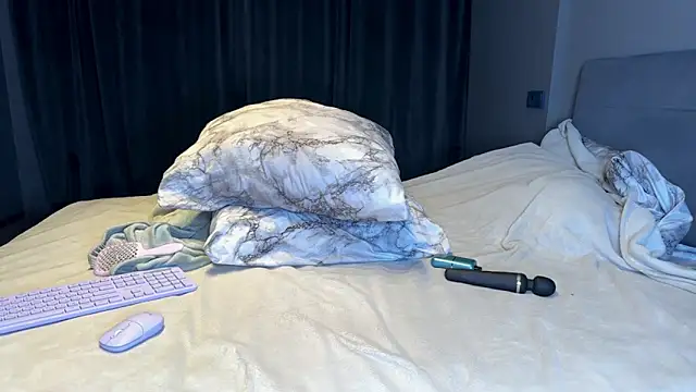 yourselenas online show from March 19, 3:49 pm