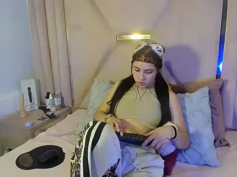 ElaSalvatorehh online show from April 7, 1:11 pm