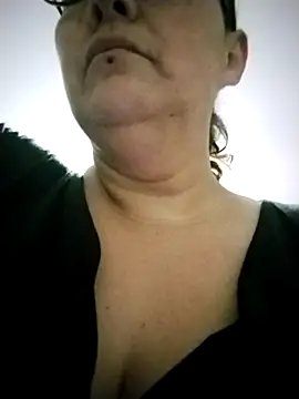 Snapshot of _Saraqueen chatting on March 19, 2:59 am Saraqueen online show from March 19, 2:59 am