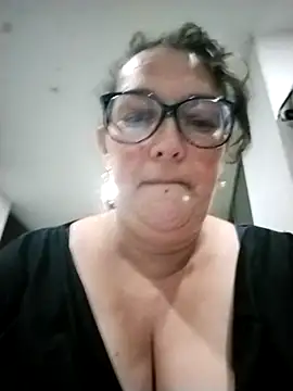 Snapshot of _Saraqueen chatting on April 12, 3:44 am Saraqueen online show from April 12, 3:44 am