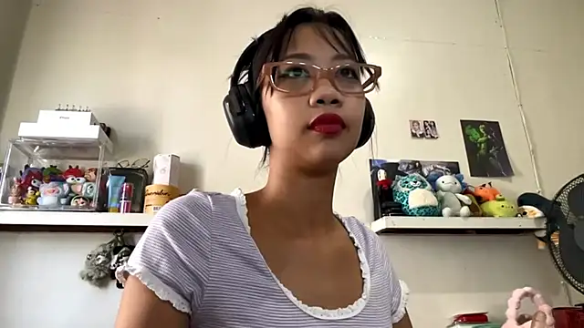 Snapshot of GloryKulikowski chatting on February 23, 1:03 am GloryKulikowski online show from February 23, 1:03 am