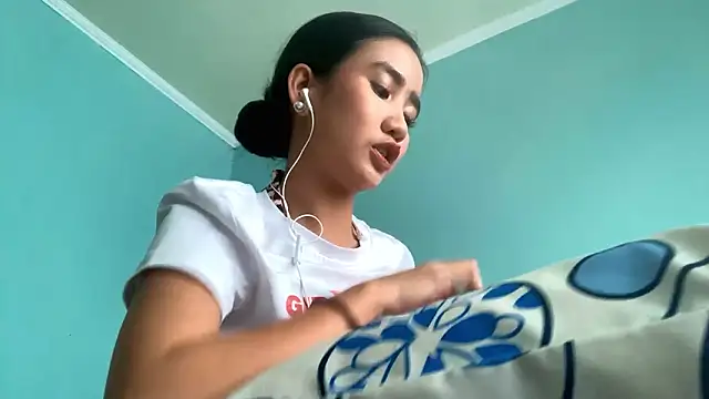 Snapshot of RessieAshcroft chatting on February 21, 6:25 am RessieAshcroft online show from February 21, 6:25 am