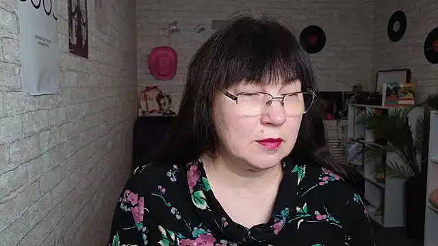 Snapshot of Tori_Twirl chatting on February 20, 6:37 am Tori Twirl online show from February 20, 6:37 am