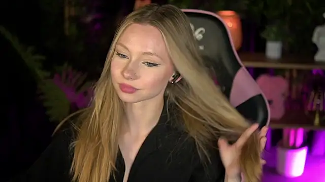 Snapshot of SweetDaisy_me chatting on February 16, 3:41 pm SweetDaisy me online show from February 16, 3:41 pm