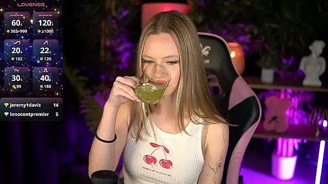 Snapshot of SweetDaisy_me chatting on February 28, 8:04 am SweetDaisy me online show from February 28, 8:04 am