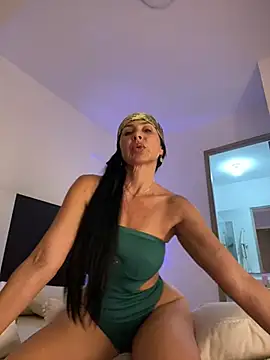 Snapshot of caritoo21 chatting on March 1, 8:22 pm caritoo21 online show from March 1, 8:22 pm