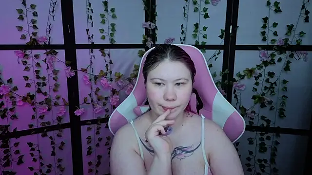 Snapshot of kitsune_little chatting on June 21, 10:23 pm kitsune little online show from June 21, 10:23 pm