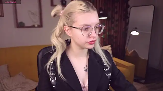 Snapshot of TiffanyPeachi chatting on February 25, 10:36 am TiffanyPeachi online show from February 25, 10:36 am