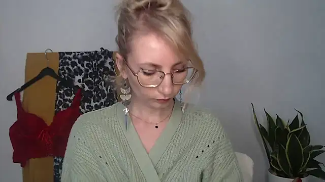 CinderellaMoon online show from April 16, 6:47 am