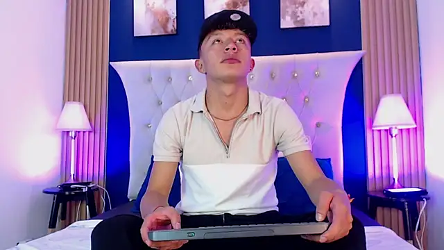 Snapshot of Dark_Nico chatting on February 16, 3:57 am Dark Nico online show from February 16, 3:57 am