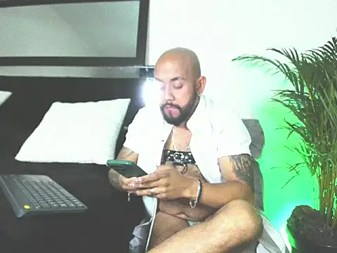 Snapshot of King_bear_25 chatting on February 26, 1:48 am King bear 25 online show from February 26, 1:48 am