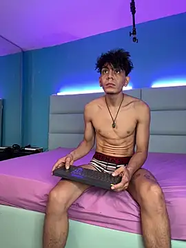 Snapshot of abrilandjulian chatting on February 18, 11:39 am abrilandjulian online show from February 18, 11:39 am