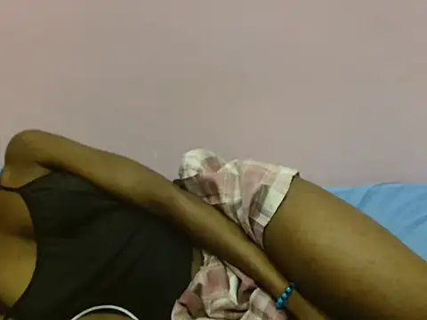 Snapshot of Sexybee01 chatting on February 20, 11:27 pm Sexybee01 online show from February 20, 11:27 pm