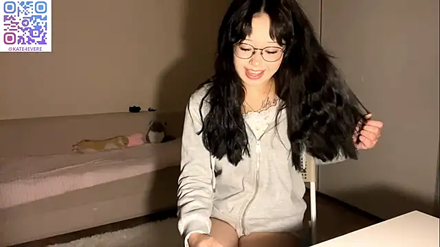 KateGlowee online show from February 18, 3:30 pm