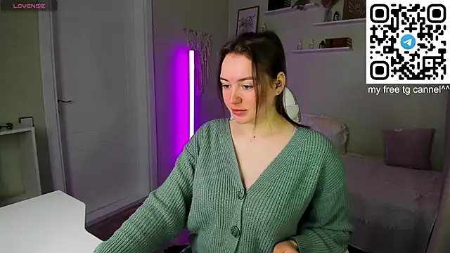Snapshot of Laura_CollinsS chatting on May 29, 12:30 am Laura CollinsS online show from May 29, 12:30 am