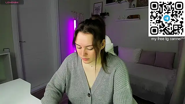 Snapshot of Laura_CollinsS chatting on June 2, 12:45 am Laura CollinsS online show from June 2, 12:45 am