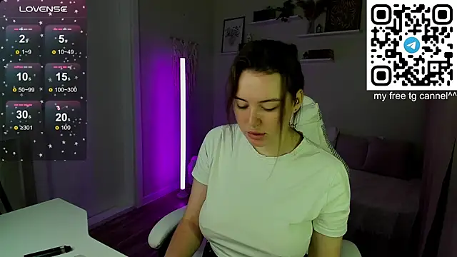 Snapshot of Laura_CollinsS chatting on June 16, 12:57 am Laura CollinsS online show from June 16, 12:57 am