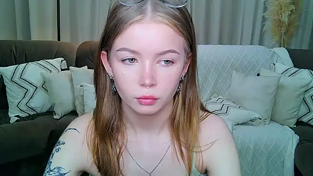 Snapshot of Violetta__Dreams chatting on May 16, 6:17 pm Violetta Dreams online show from May 16, 6:17 pm