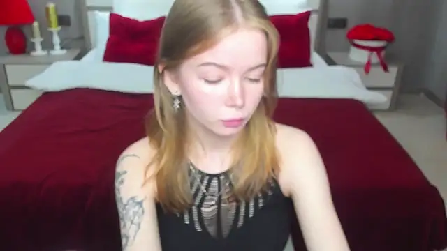 Snapshot of Violetta__Dreams chatting on May 18, 5:02 am Violetta Dreams online show from May 18, 5:02 am