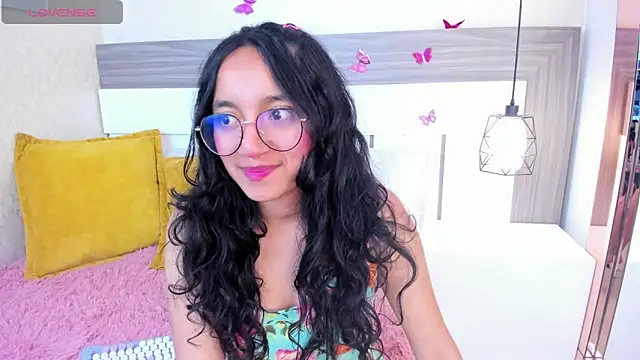 Snapshot of Emilyblussh chatting on April 8, 7:25 pm Emilyblussh online show from April 8, 7:25 pm