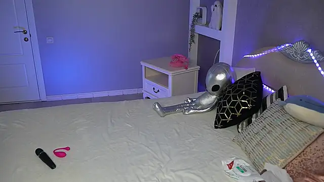 Snapshot of AlisMil chatting on February 19, 10:22 am AlisMil online show from February 19, 10:22 am