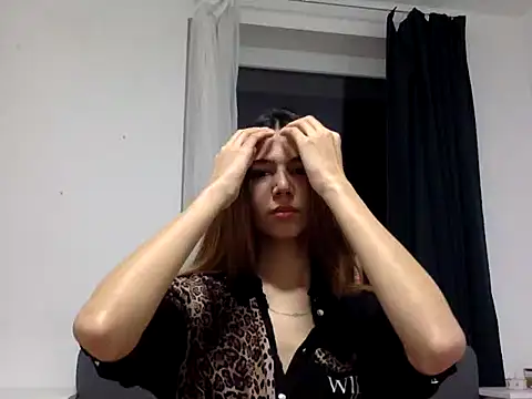 Snapshot of KiraVixenSweet chatting on February 23, 7:33 pm KiraVixenSweet online show from February 23, 7:33 pm