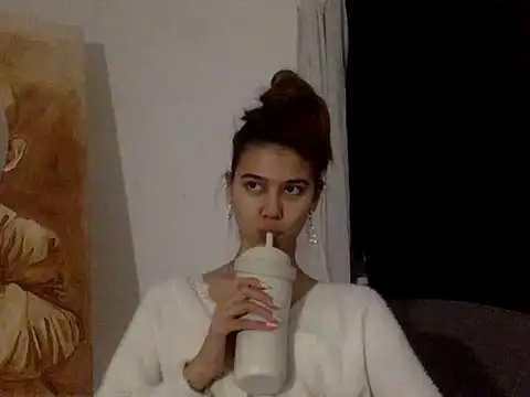 Snapshot of KiraVixenSweet chatting on March 1, 6:21 pm KiraVixenSweet online show from March 1, 6:21 pm